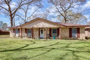 Home For Sale in Plantersville TX